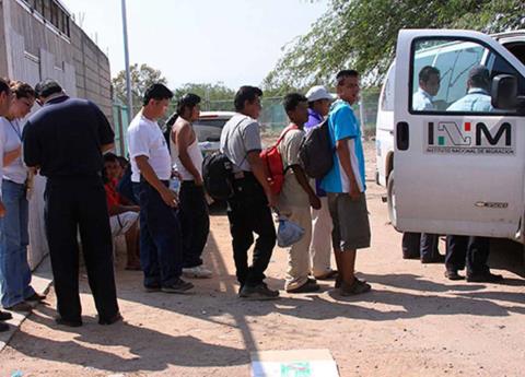 Rescatan a 30 migrantes hacinados en casa de Tlaxcala