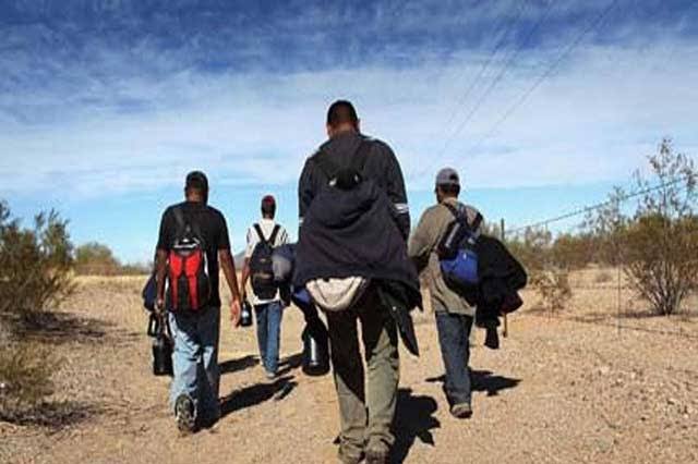 Disfrazados de militares, migrantes cruzan la frontera