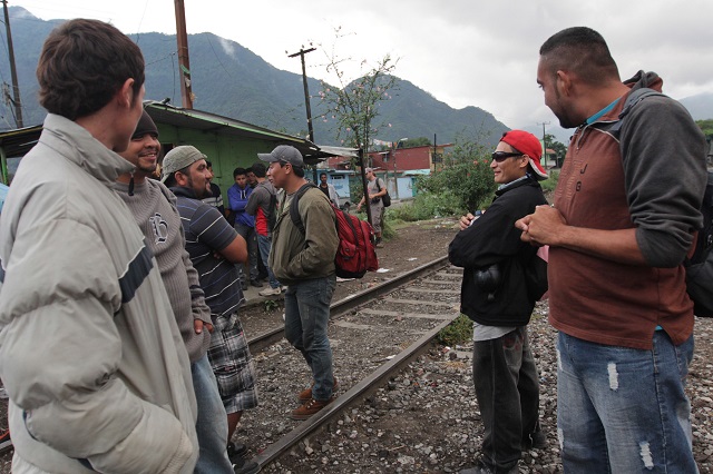 En Atlixco migrantes donan 100 mil pesos a afectados tras el sismo