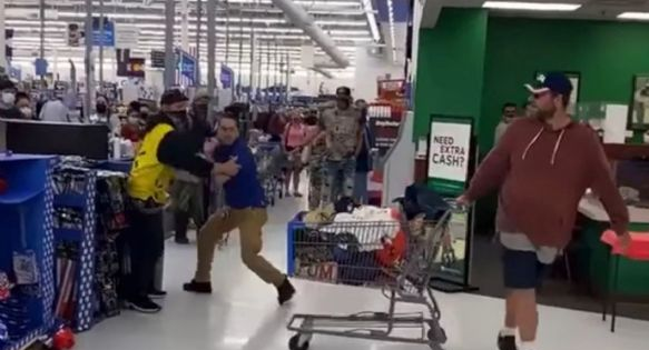 Altercado en un centro comercial, con carritos de Walmart 