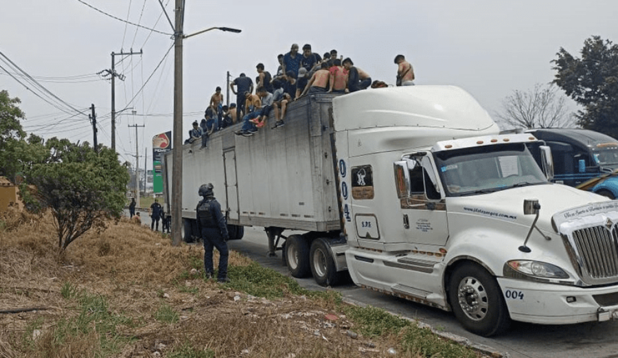 Rescatan a 310 migrantes de un tráiler en Veracruz