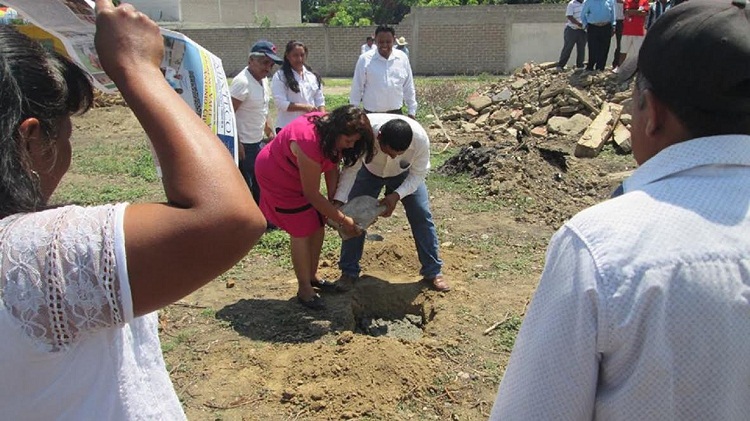 Aportan migrantes recursos para construcción de domo en Acatlán 