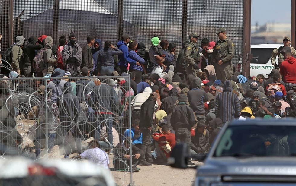 Texas denuncia por amotinamiento a 222 migrantes