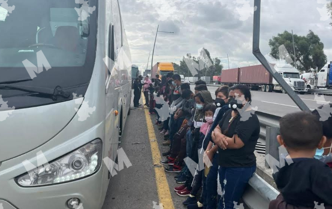Detienen a 35 centroamericanos que viajaban en autobús sobre la Puebla-Orizaba