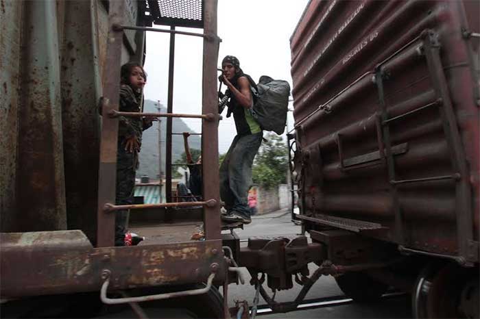 En busca de caminos seguros, migrantes llegan a Izúcar 