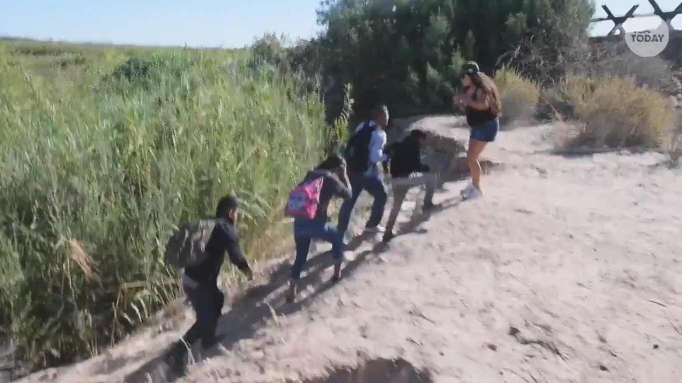 VIDEO Mexicana corre a migrantes de EU