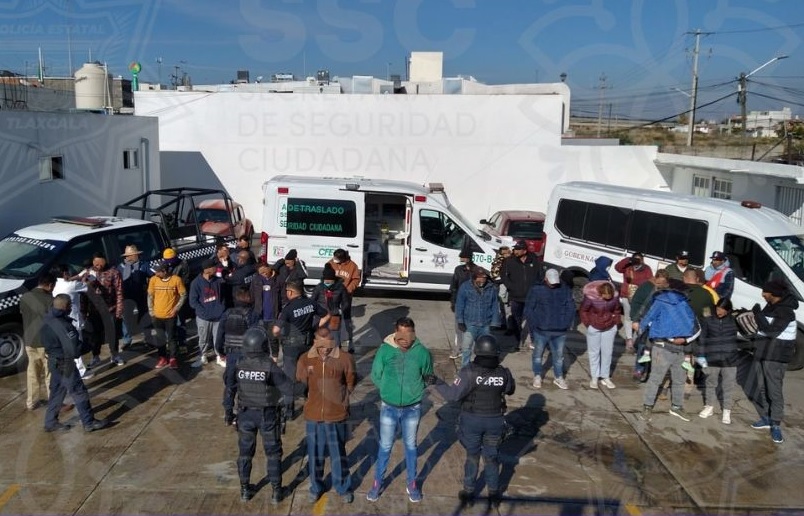 Atrapan a dos polleros poblanos con 30 migrantes en Tlaxcala