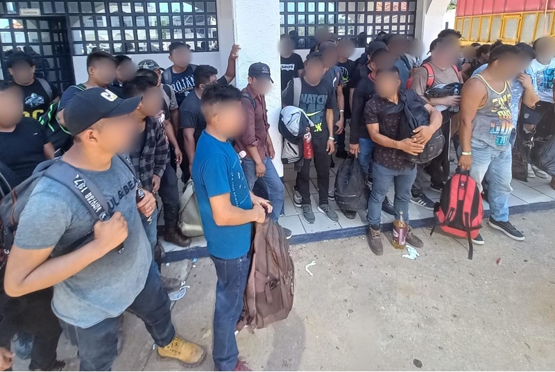 Aseguran en Veracruz a 129 migrantes hacinados en un camión