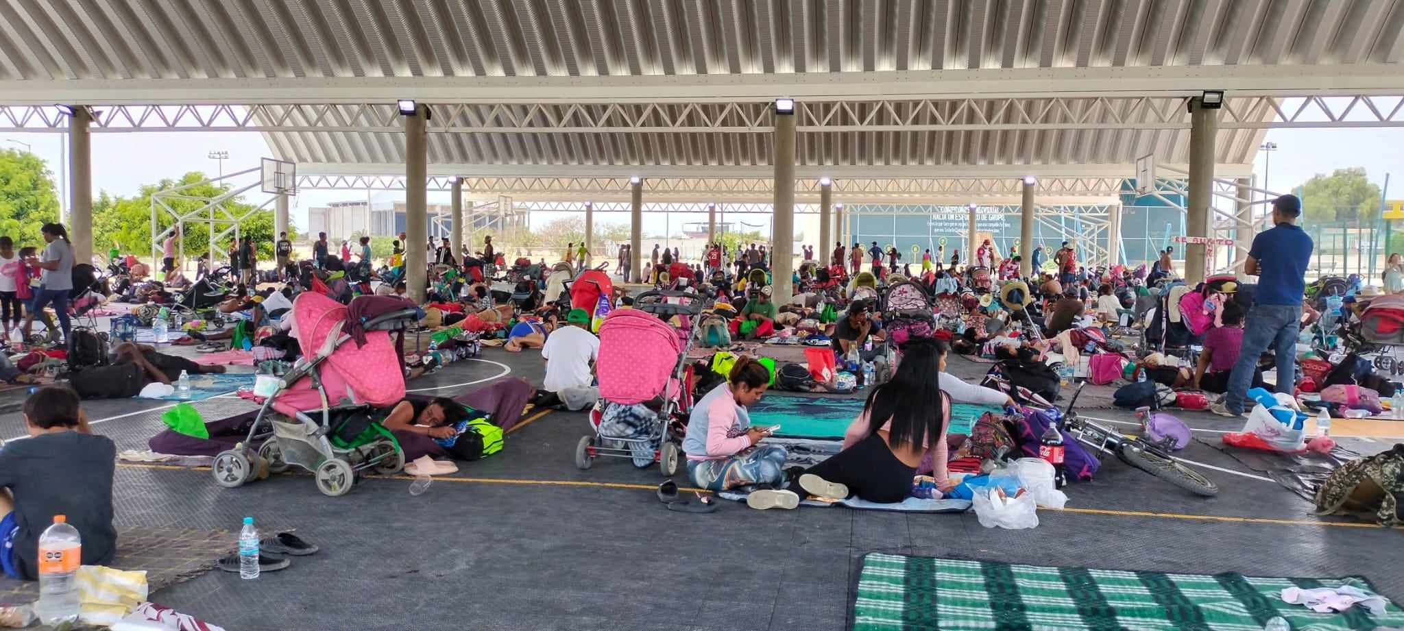 Continúa Caravana Migrante en Tehuacán; por segundo día descansan en Polideportivo