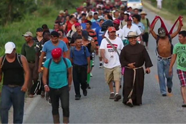 A pesar de dificultades y rechazos, caravanas de migrantes avanzan hacia el norte