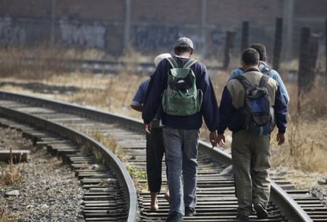 Migrante se crucifica, otros más están en huelga de hambre