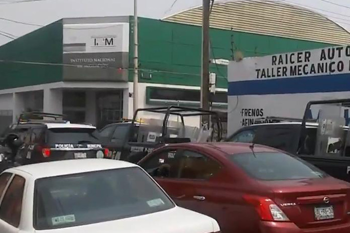 Cubanos golpean a personal del INM en Puebla