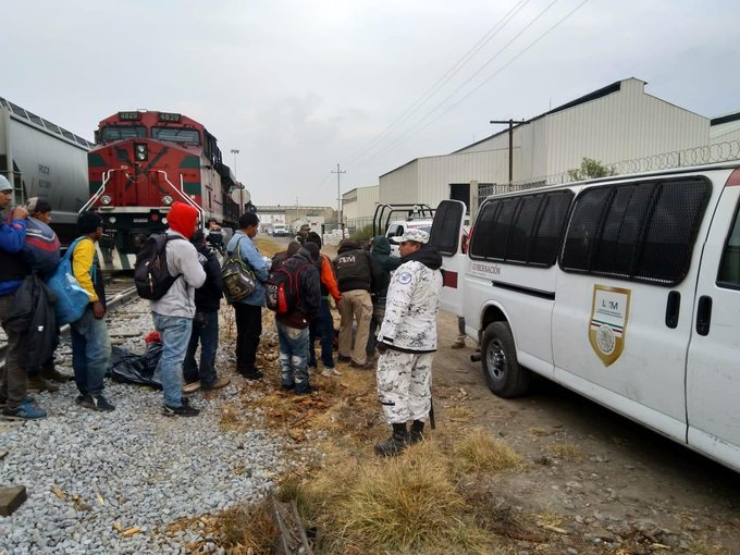 Aseguran a 75 migrantes en estación de tren de Ciudad Serdán