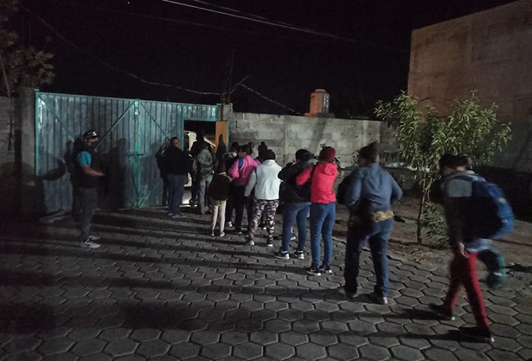 Ubican a 29 migrantes hacinados en casa de seguridad de Acajete
