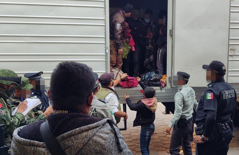 Procesan a tres polleros por llevar a 423 migrantes en la Puebla-Tlaxcala