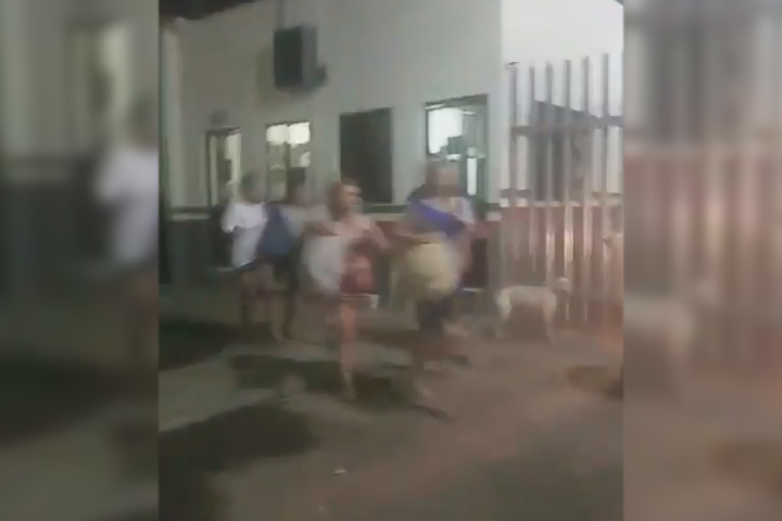 VIDEO Se escapan cientos de migrantes de estación en Chiapas