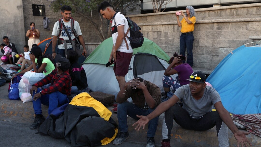 Tras incendio, migrantes reconstruyen campamento en Chihuahua 