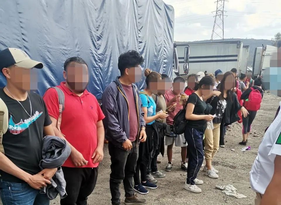 Interceptaron a 330 migrantes y a 19 presuntos polleros en la autopista Puebla-Orizaba
