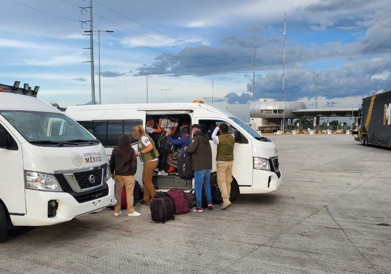 Aseguran a 19 migrantes cubanos en la caseta de Texmelucan