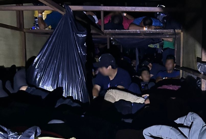 Frenan camión con más de 100 migrantes transportados desde Puebla