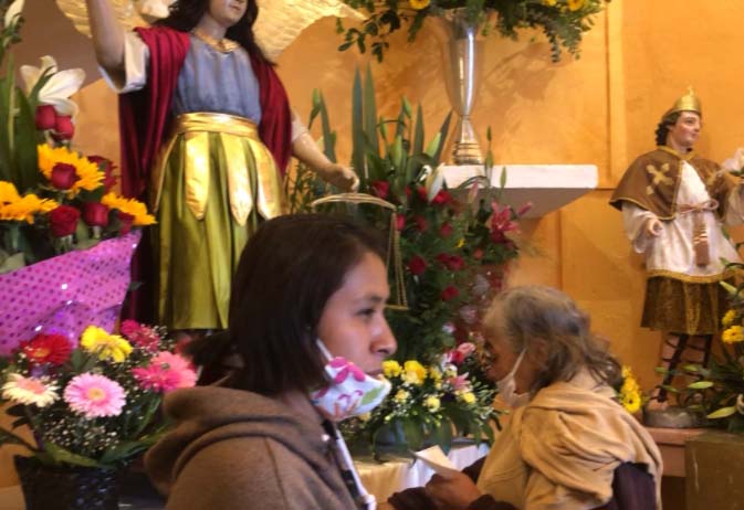 Covid, frío y lluvia no impiden festejar a San Miguel en Atlixco