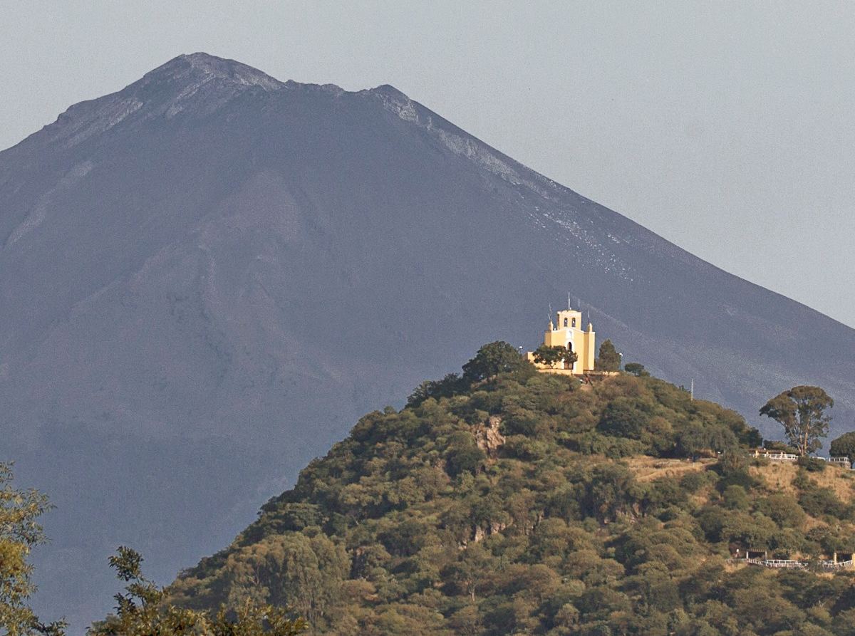 Suben a San Miguel Arcángel a su ermita del cerro de Atlixco