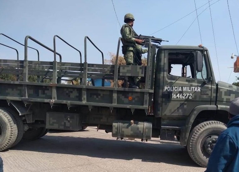 Militares revisan autos y motos en Santa Ana Xalmimilulco
