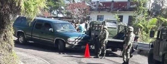 Impacta camioneta de militares en Cuetzalan