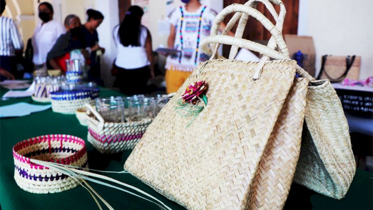 Imparten taller de artesanías de palma en Tepexi de Rodríguez