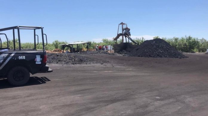 Rescatan con vida a 2 de los 9 mineros atrapados en pozo de Coahuila