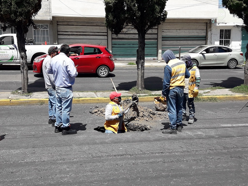 VIDEO Aparece ahora mini socavón en Puebla capital