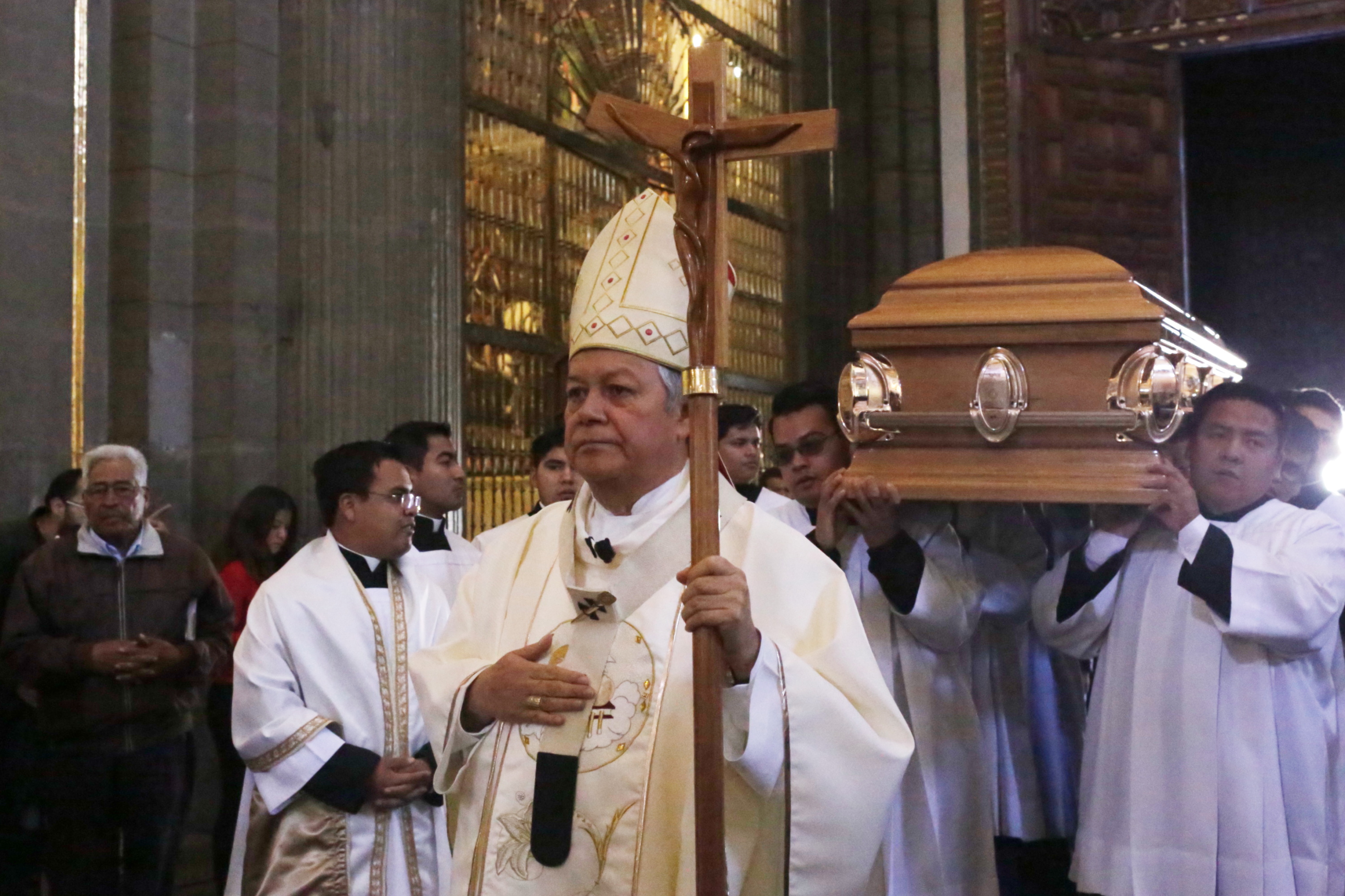Por la Puerta del Perdón despiden a Rosendo Huesca en Catedral