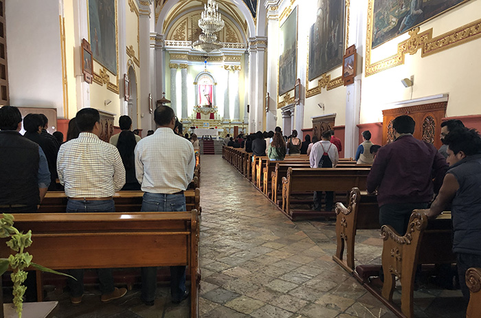 Celebran misa en honor de personas fallecidas  tras el sismo en Atlixco