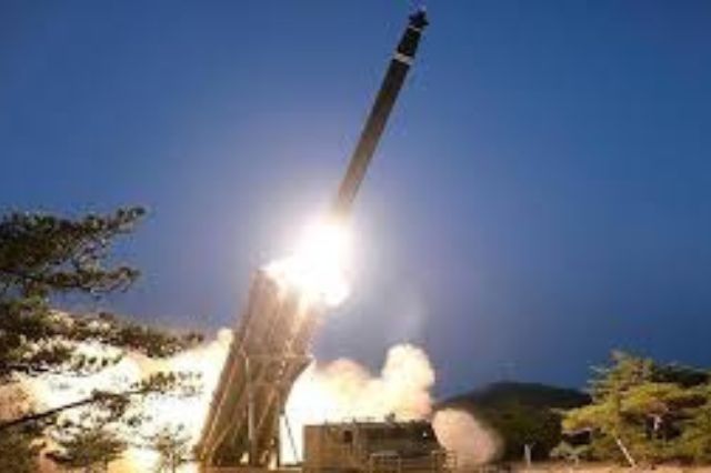 Corea del Norte prueba nuevos misiles antiaéreos en plena tensión militar