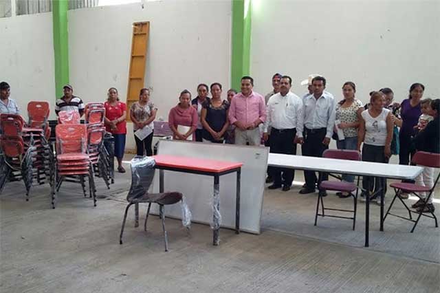 Renuevan el mobiliario de escuelas en Tepeojuma