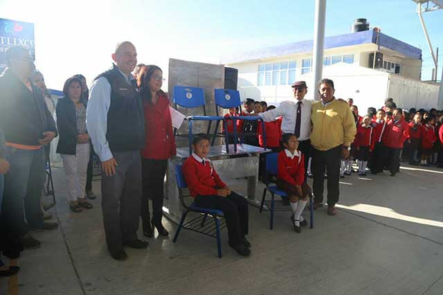 Edil de Atlixco entrega mobiliario escolar a primaria Ignacio Zaragoza