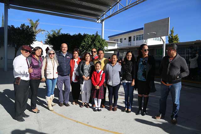 Edil de Atlixco entrega mobiliario escolar a primaria Ignacio Zaragoza