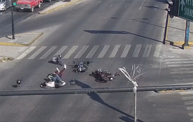 VIDEO Chocan de frente dos motociclistas en el bulevar 18 de Noviembre