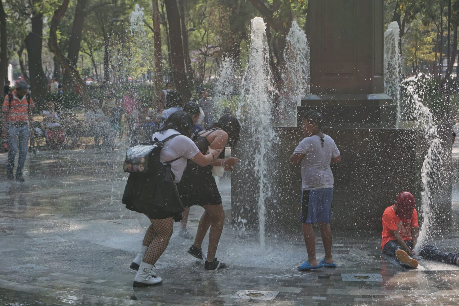 Cuídado, multas en Sábado de Gloria por más de 10 mil pesos si tiras agua