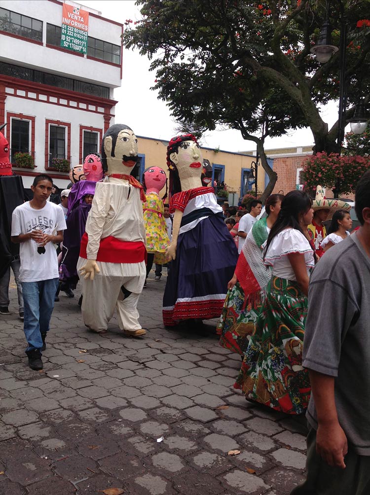 Todo un éxito el tercer desfile de mojigangas en Atlixco