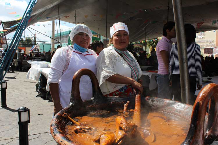 Reporta Cuautlancingo 2 mil asistentes en Feria del Mole