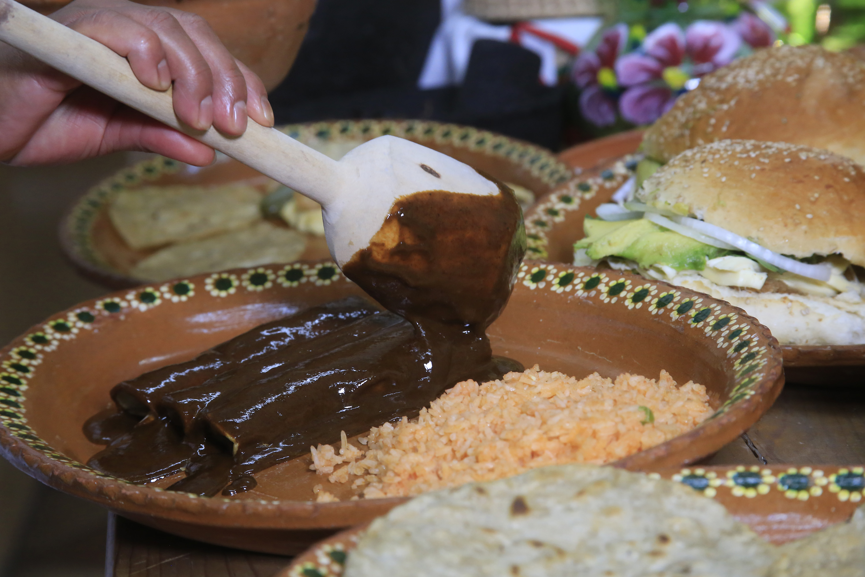 Prepara Calpan venta de mole tradicional