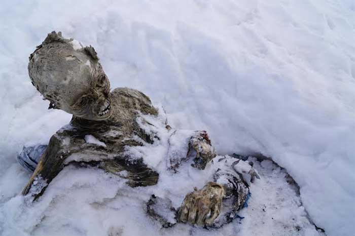 Podrían cancelar rescate de alpinistas momificados