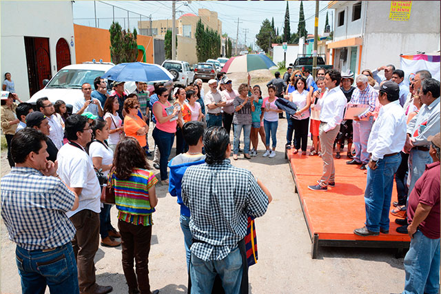 Encabeza José Juan Espinosa inicio de pavimentación en Momoxpan