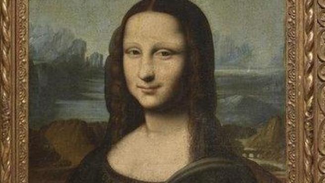 VIDEO Le avientan pastel a La Gioconda en el museo del Louvre