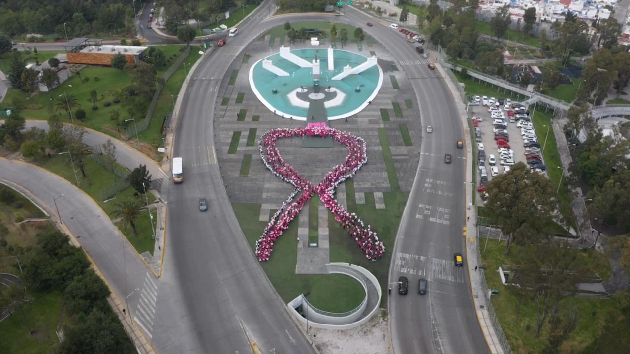 IMSS Puebla construye lazo rosa humano contra cáncer de mama