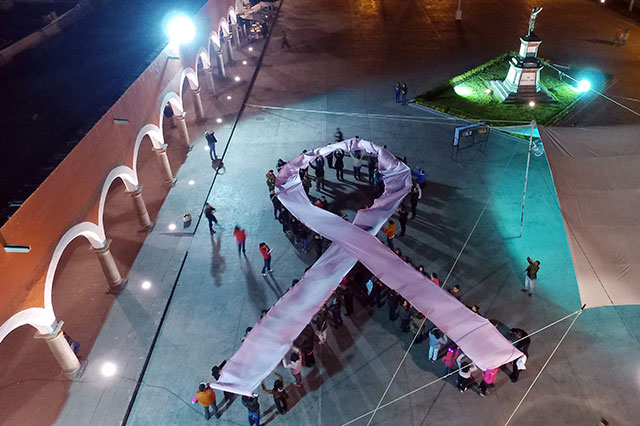 Con moño gigante San Pedro pide prevenir cáncer de mama
