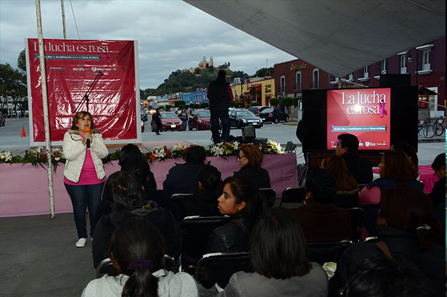 Con moño gigante San Pedro pide prevenir cáncer de mama