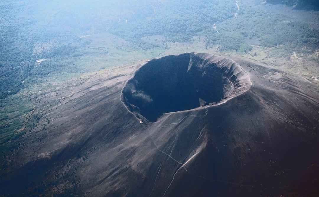 Turista cae al cráter del volcán Vesubio al querer tomarse una selfie
