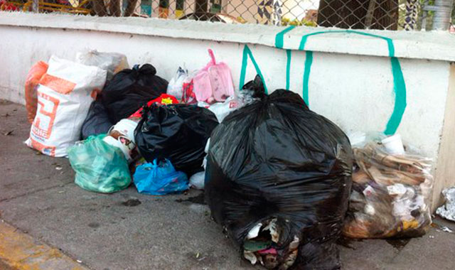 Se quejan por montoneras de basura en calles de San Pedro Cholula